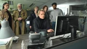 Starkes Team: Kommissar Van der Valk (Marc Warren, vorne Mitte) ermittelt mit Citra Li (Django Chan-Reeves, hinten li.), Hendrik Davie (Darrell D’Silva, 2. v. li.), Julia Dahlmann (Emma Fielding, Mitte hinten), Lucienne Hassell (Maimie McCoy, 2. v. re.) und Eddie Suleman (Azan Ahmed, re.).