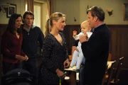 Annalena und Sebastian sind glücklich, dass Rainer Schwindt in die Arme seiner Familie zurückgefunden hat. Von links: Annalena Brunner (Heidrun Gärtner), Sebastian Wildner (Herbert Ulrich), Frau Schwindt (Rhea Harder) und Rainer Schwindt (Arthur Klemt).
