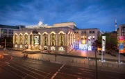 Der Friedrichstadt-Palast in Berlin ist seit über 100 Jahren ein Zentrum der Unterhaltung – von den Goldenen 1920er Jahren über den Zweiten Weltkrieg bis zur DDR-Zeit.