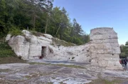 REIMAHG / Bunker - Gesprengter Hochbunker am Walpersberg: Tausende Zwangsarbeiter mussten hier von 1944 – 1945 unter unmenschlichen Bedingungen eine Rüstungsfabrik bauen.