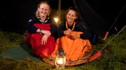 Mit Pfadfinderin Jojo (links) baut Marina ein echtes Pfadfinder-Zelt auf, übernachtet darin, lernt Spuren zu lesen und Feuer zu machen.