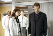 Der berühmte Krebsforscher Ezra Powell leidet während eines Experiments plötzlich unter Atemnot. Dr. Eric Foreman (Omar Epps, l.), Dr. Allison Cameron (Jennifer Morrison, 2.v.l.), Dr. Robert Chase (Jesse Spencer, 2.v.r.) und Dr. Gregory House (Hugh Laurie, r.) versuchen die Ursache herauszufinden ...