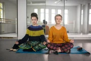 Sibel (Josie Hermer, li.) versucht mit Martha (Luna Kuse, re.) zu meditieren.