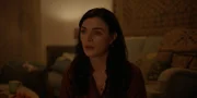Als Lynn (Aisling Bea) abends fernsieht, wird ihr eine schockierende Wahrheit bewusst.