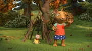 Posy spielt "fiese Königin" und hat Schweinchen in ihren Kerker gesperrt.