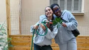 Mahak und Faith helfen bei einem Nachbarschaftsprojekt mit. Sie gestalten eine kleine grüne Oase in einem Hinterhof mitten in der Stadt.