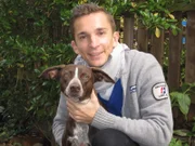 pur+ Moderator Eric Mayer nimmt mit seinem Hund Caramelo am Hundetraining teil.