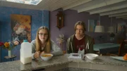 Floor (Bobbi Mulder) und Kees (Ole Kroes) frühstücken, als Kees ein Tagebuch von Irma geschenkt bekommt.