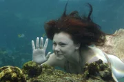 Charlotte (Brittany Byrnes) winkt der ahnungslosen Cleo unter Wasser zu. Seit dem letzten Vollmond  ist sie ebenfalls eine Meerjungfrau.