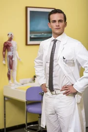 Dr. Tobias Lewandowski (Eric Klotzsch).