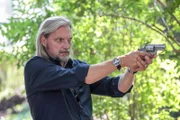Major Carl Ribarski (Stefan Jürgens) hält Brauner (Harald Windisch) davon ab, Weinzierl etwas anzutun.