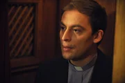 Pfarrer Steiger (Ben Akkaya) nimmt die Beichte ab.