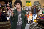 Während die Muttertagsfestlichkeiten für Frankie zugange sind, hat Axl (Charlie McDermott) nur ein Ziel: Er will endlich das Mädchen seiner Träume zur Abschlussfeier einladen. Doch dann schickt er die SMS an die falsche Nummer ...