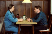 Sophia (Patricia Freund) trifft sich im Brunnerwirt mit ihrem Online-Date Fabian (Maximilian Krauss).