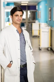 Dr. Marco Behring (Maximilian Grill).