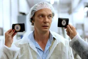ARD/rbb TATORT: FALSCH VERPACKT, Fernsehfilm Österreich am Sonntag um 20:15 Uhr im ERSTEN. Müller (Martin Brambach) wird von Bibi Fellner und Moritz Eisner verhört.
