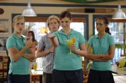 Charlotte (Brittany Byrnes, Mitte vorn) beweist  Emma (Claire Holt, li.), Lewis (Angus McLaren, Mitte hi.) und Cleo (Phoebe Tonkin, re.) voller Stolz, dass auch sie über Superkräfte verfügt.