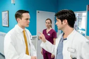 Dr. Behring (Maximilian Grill, r.) rügt Lewandowski (Eric Klotzsch, l.), so einen Fehler nicht noch einmal zu machen. Dieses Mal hatte er Glück, die Patientin ist über den Berg. (mi.: Bettina Lamprecht).