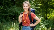 Marina übernachtet bei einem großen Pfadfinderlager im Zelt, macht Feuer und liest Spuren.