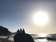 Auch das ist Wildnis – schöne Sonnenuntergänge mit guten Freunden genießen.