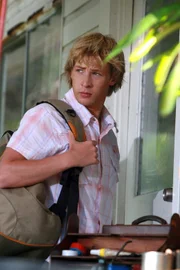 Lewis (Anug McLaren) auf dem Weg zu Max. Max hatte vor 50 Jahren ähnliche Untersuchungen auf Mako Island angestellt wie Lewis heute und will ihm seine Unterlagen übergeben.