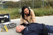 "Soko Donau", "Auf der Flucht." Während der Überstellung in ein anderes Gefängnis gelingt Lorenz Meidinger die Flucht. Dabei tötet er einen Justizbeamten und verletzt dessen Kollegin, Klara Jankovic. Unser Team nimmt zunächst Meidingers ehemaligen Komplizen ins Visier, der nicht nur den Glauben entdeckt hat, sondern auch verheiratet und werdender Vater ist. Wolf hingegen hat eine andere Wegbegleiterin des Verbrechers im Visier: Alina Scherenberg, die frühere Lebensgefährtin, hat mit ihrer Aussage zur Verurteilung Meidingers beigetragen. Sie lebt unter anderem Namen in Linz, doch Wolf fürchtet einen Racheakt.Im Bild (v.li.): Maria Happel (Dr. Franziska Beck), Clemens Matzka (Eric Ohlinger).