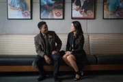 Als ein College mit einem zweifelhaften Ruf in Zusammenhang mit zwei Morden gebracht wird, statten Bell (Jon Michael Hill, l.), Watson (Lucy Liu, r.) und Holmes der Universität einen Besuch ab ...