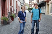 Fritz Stüber vom Bacharacher Verschönerungsverein hatte die Idee für das „Literarische Stadtbild“. Er führt die Moderatorin quer durch die Stadt zum „Victor-Hugo-Fenster“.