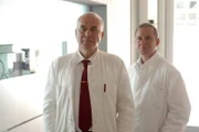 Prof. Frey (Hanns Zischler, links) und Dr. Dr. Jahnn (Joachim Król) werden befragt.