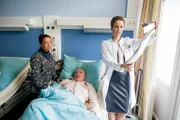 Dr. von Arnstett (Claudia Hiersche, r.) zeigt Sheliffa (Lilay Huser, l.) und Mehmet Ertek (Orhan Güner)  Röntgenbilder, auf denen zu sehen ist, dass Herr Ertek Kieselsteine im Magen hat.