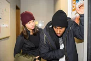 Michelle (Franziska Benz) wird schmerzhaft daran erinnert, dass ihre Zukunft mit Moritz (Tijan Nije) nicht rosarot ist.