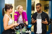 Als Michelle (Franziska Benz, l.), Marie (Cheyenne Pahde) und Moritz (Tijan Nije) zusammenstehen, kann Michelle ihre Liebe zu Moritz kaum verbergen.
