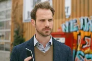 Damian (Christian Feist) erfährt ungläubig, dass Pauline ihre Hochzeit abgesagt hat...