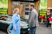 Isabelle (Anna Niedieck) wird zunehmend nervös, als sie auf Damian (Christian Feist) trifft.