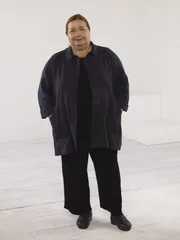 (6. Staffel) - Berta (Conchata Ferrell) ist Charlies Haushälterin. Sie zeichnet sich durch ihr korpulentes Aussehen, ihren sarkastischen Humor und ihr lockeres Mundwerk aus ...