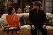 Wird Rose' (Melanie Lynskey, l.) Geheimnis um ihrem Ehemann auffliegen?