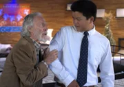 Old Joe (Patrick Gorman, l.); Eddie Huang (Hudson Yang, r.)