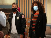 Owen Strand (Rob Lowe, l.); Tommy Vega (Gina Torres, r.)