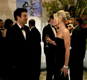 Während Ted (Josh Radnor, l.) bei einer Spendenaktion im Naturkundemuseum wieder auf Zoey (Jennifer Morrison, r.) trifft, treiben Robin und Barney bei der Feier verbotenerweise Spielchen mit den Ausstellungsstücken ...