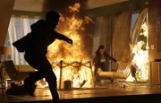 Bei Dr. Alexx Woods (Khandi Alexander) Versuch, Fingerabdrücke an der Leiche des Mordopfers Rachel Hemming zu sichern, gerät der Tatort in Brand. Zusammen mit ihrem Kollegen Ryan Wolfe (Jonathan Togo, l.) ergreift sie die Flucht ...