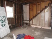 Im Keller steht schmutziges Wasser und im Haus liegen überall Klamotten verteilt - die Renovierung ist nichts für schwache Nerven ... Im Keller steht schmutziges Wasser und im Haus liegen überall Klamotten verteilt - die Renovierung ist nichts für schwache Nerven ...