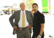 Sgt. Frank Tripp (Rex Linn, l.) und Eric Delko (Adam Rodriguez, r.) machen sich große Sorgen um ihre Kollegin Calleigh Duquesne, die sich noch immer in den Händen der Entführer befindet ...