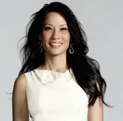 (1. Staffel) - Steht dem durchgeknallten Ermittler Sherlock Holmes zur Seite und stellt fest, dass ihr das Klären von Verbrechen deutliche mehr liegt, als sie anfänglich gedacht hat: Joan Watson (Lucy Liu) ...