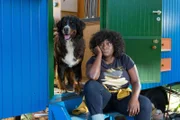 Marla (Thelma Buabeng) und Keks beobachten Fritz bei seiner Heuschreckensuche. Langsam beginnt er die Sache persönlich zu nehmen.