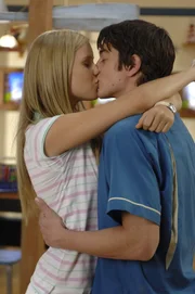 Nach einer turbulenten Vollmondnacht finden Emma (Claire Holt) und Ash (Craig Horner) endlich zueinander.