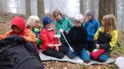 Im "PUR+"-Kinderstück lernen Kinder im Rahmen eines Outdoor-Camps, wie man Erste Hilfe im Freien leistet.