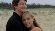 Emma (Claire Holt, re.) will Ash (Craig Horner, li.) endlich gestehen, dass sie eine Meerjungfrau ist.