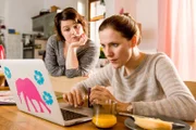 Betty (Bettina Lamprecht) sucht im Internet nach einer neuen Wohnung, nachdem Lizzy ihr nahegelegt hat auszuziehen. Talula (Carolin Walter) hat noch nicht begriffen, dass die Dreier-WG vor dem Aus steht.