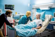 Martin Heller (Jonas Minthe, l.) und Erika Heller (Petra Kleinert, M.) streiten bei Clemens Heller (Peter Kremer, r.) am Krankenbett im Intensivzimmer.