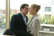 Nachdem Benny Schack (Max Krause) und Ulrike Wiesen (Katharina Heyer) festgestellt haben, dass schon vor ihnen jemand die Wohnung von Lukas durchsucht hat, will sie ihn verführen?